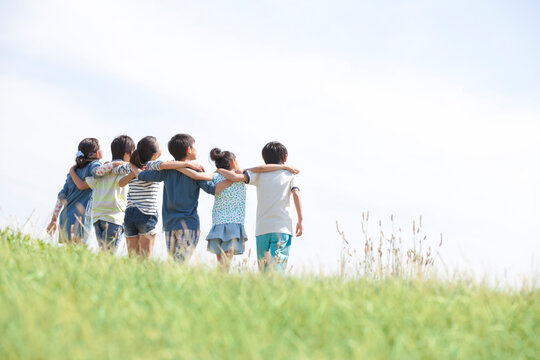 肩を組む子供6人