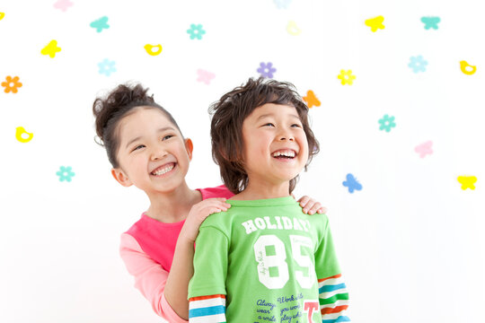 遠くを見ている男の子と女の子