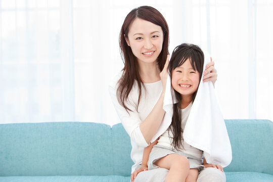 母親に髪を拭いてもらう女の子