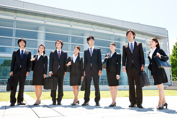 一列に並ぶビジネスマンとビジネスウーマン