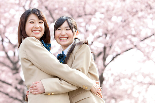 抱き合う女子高生2人