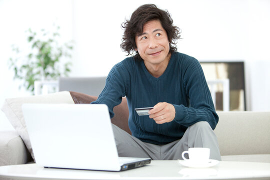 ネットショッピングをしている中高年男性