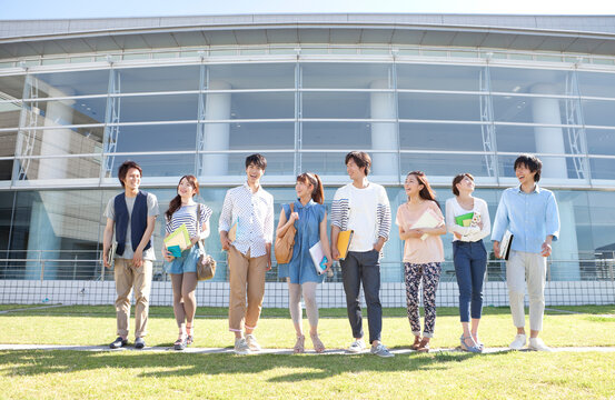 話をしている大学生8人