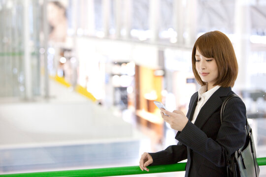 スマートフォンを操作しているビジネスウーマン