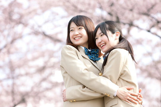 抱き合う女子高生2人