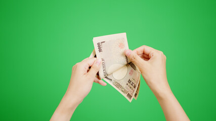 紙幣を数える女性の手　クロマキー合成イメージ