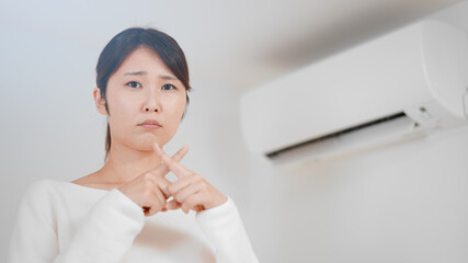 バッテンをする女性　エアコンイメージ