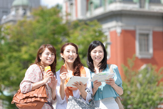 旅行をする中高年女性3人