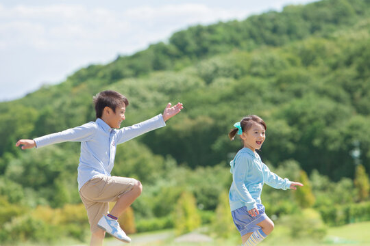 歩いている男の子と女の子