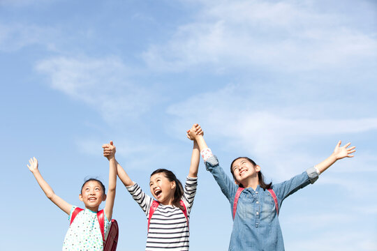 手をつないでいる女の子3人