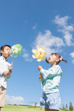 風車で遊んでいる男の子と女の子