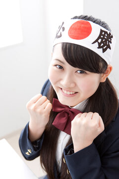 はちまきをした女子学生