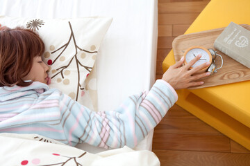 ベッドで眠っている女性