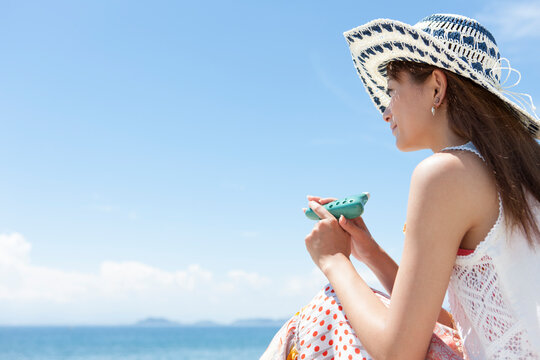 座ってオカリナを持っている女性