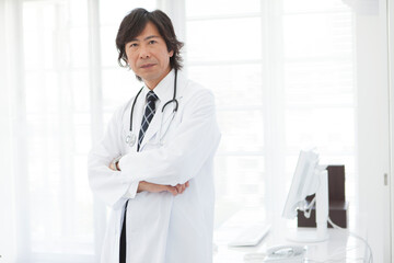 腕を組んでいる医師