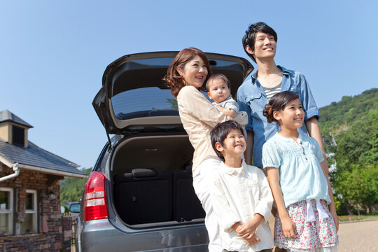 遠くを見ている笑顔の家族5人