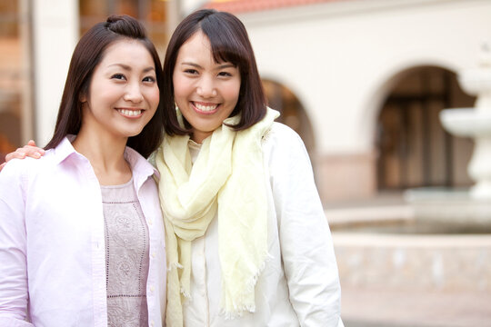 笑顔の女性2人