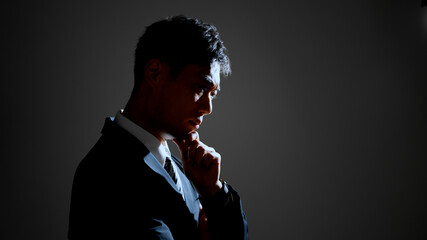 考えるビジネスマン　イメージ