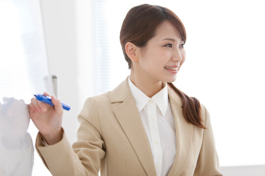 授業をする塾の先生