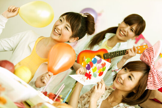 パーティーをする若い女性3人