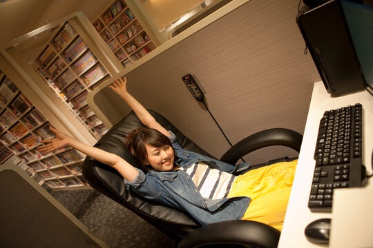 伸びをする女性