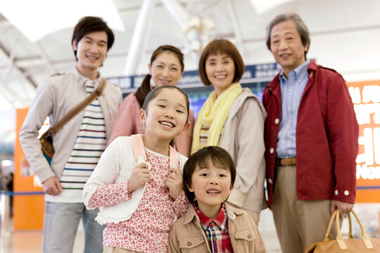 笑顔の3世代家族