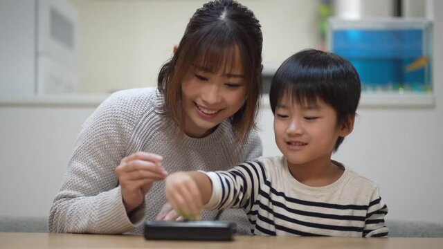 オセロで遊ぶ親子