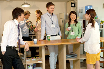 休憩中のビジネスマン6人