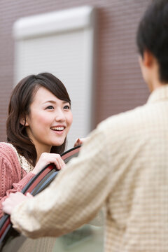 会話する笑顔の夫婦