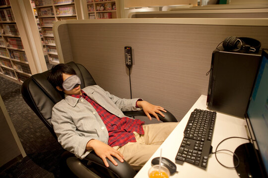 アイマスクをして眠る男性