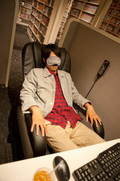 アイマスクをして眠る男性