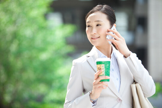 スマートフォンで電話しているビジネスウーマン