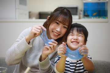 スライムで遊ぶ親子