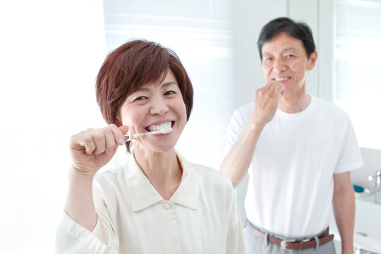 歯を磨く中高年夫婦