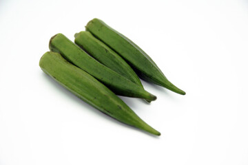 白バックに置かれた複数のオクラ