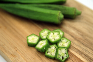 まな板でカットされた複数のオクラ