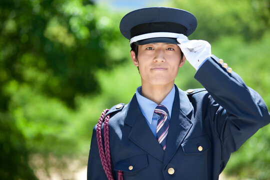ほほえむ警備員