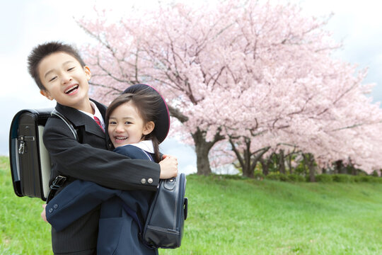 桜と笑顔の子供たち