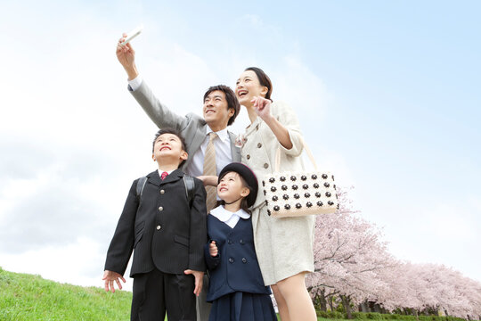 スマートフォンで撮影する4人家族