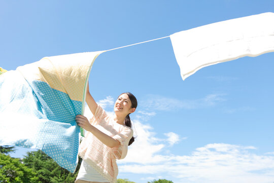 洗濯物を干す女性