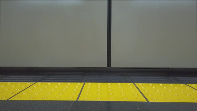 4k Hd Video To The Subway Train's Door While Closing