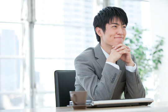 手を組むビジネスマン