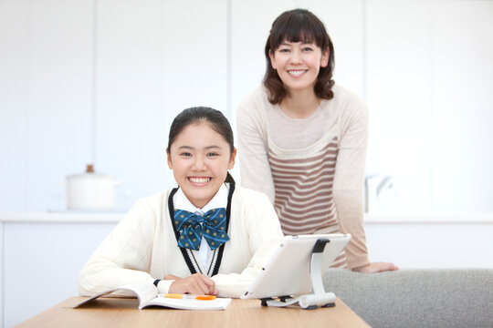 勉強する女子校生と母親