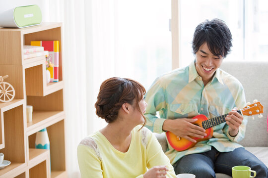 ウクレレを弾く男性と女性