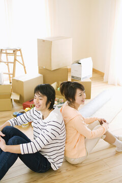 引越し作業中に休憩する若夫婦