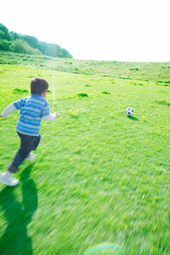 サッカーボールで遊ぶ男の子