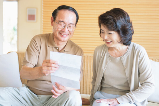 手紙を読む中高年夫婦