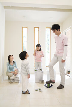 ゴミを分別する4人家族