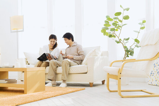 ソファでティータイム中の若夫婦