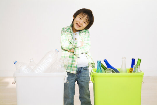 2つのゴミ箱の前で考える男の子